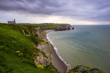 Etretat Köyü ve kaymaktaşı sahil