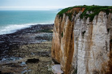 Etretat Köyü ve kaymaktaşı sahil