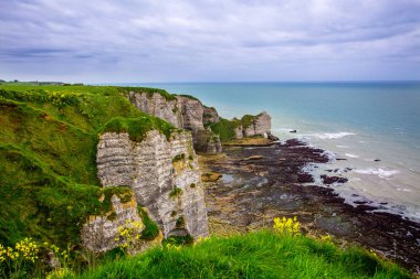 Etretat Köyü ve kaymaktaşı sahil