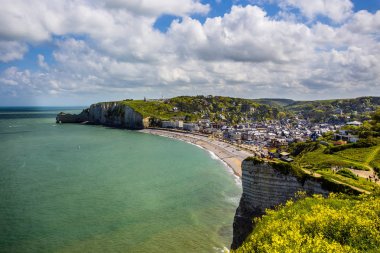 Etretat Köyü ve kaymaktaşı sahil