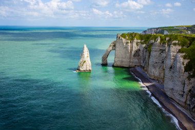 Etretat Köyü ve kaymaktaşı sahil