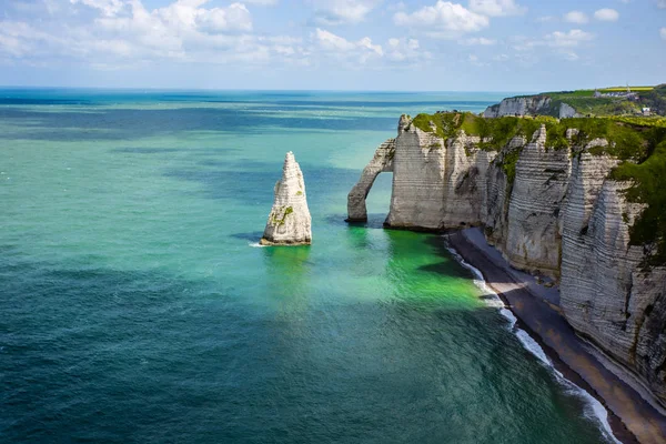 Etretat Köyü ve kaymaktaşı sahil