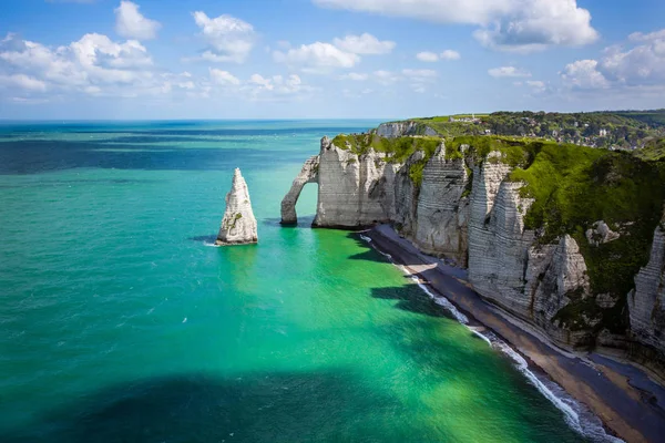 Etretat Köyü ve kaymaktaşı sahil