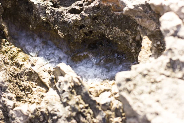 A kövek a parton, a Földközi-tengeri sót — Stock Fotó