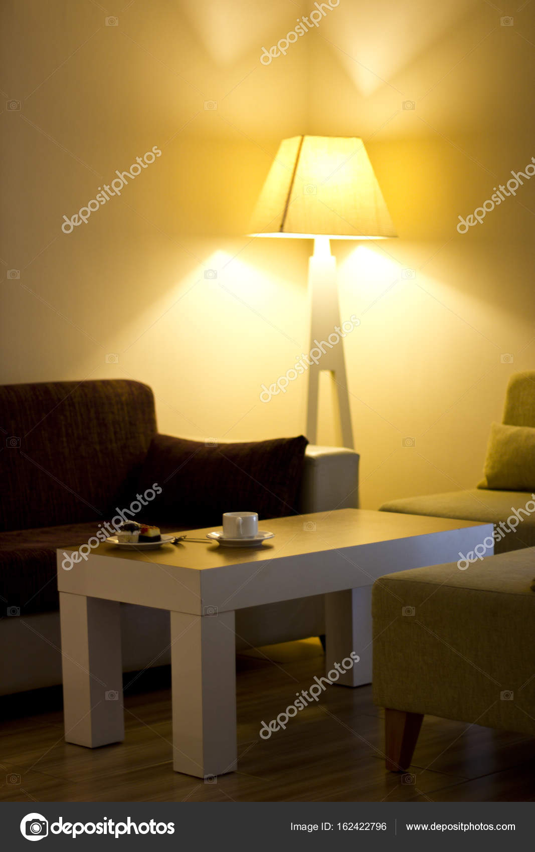Wohnzimmer mit dem Kuchen auf den Tisch und große gelbe Lampe in der ... Wohnzimmer mit dem Kuchen auf den Tisch und große gelbe Lampe in der ...
