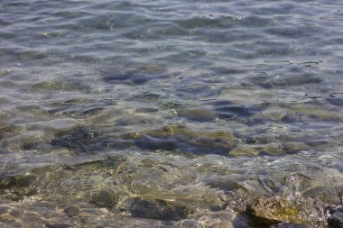 Taşların altında su altında belgili tanımlık deniz Akdeniz manzaralı Phaselis plajında