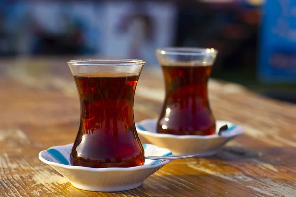 Chá turco preto no vidro tradicional na mesa — Fotografia de Stock