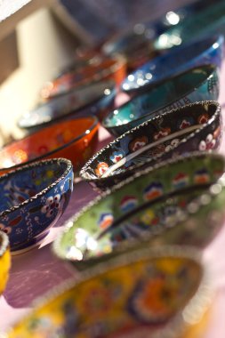 Geleneksel Türk seramik yemekleri ve Pazar sofra