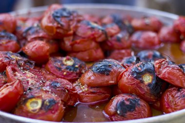 Izgarada pişmiş kırmızı domates