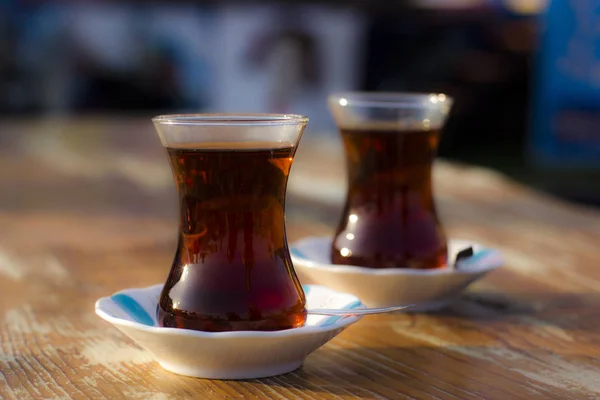 Chá turco preto no vidro tradicional na mesa — Fotografia de Stock