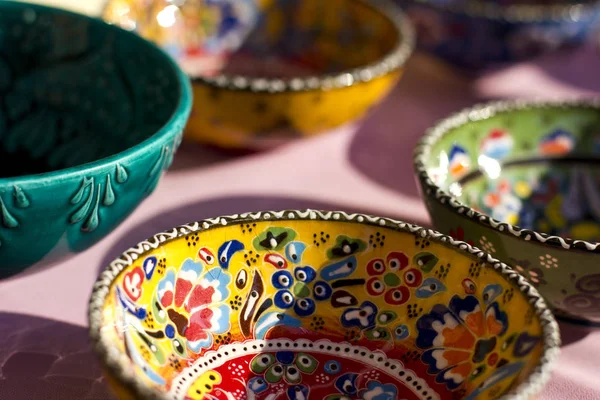 Παραδοσιακά τούρκικα πιάτα κεραμικά και σκεύη από την αγορά — Φωτογραφία Αρχείου