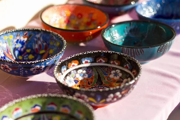 Παραδοσιακά τούρκικα πιάτα κεραμικά και σκεύη από την αγορά — Φωτογραφία Αρχείου