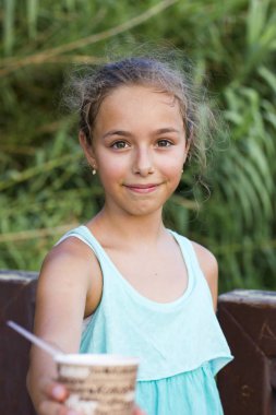 Tahıl karton Kupası'nda Mısır ile küçük kız