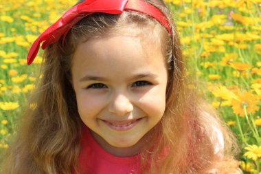 Mutlu kız sarı çiçekler bahçede gülümseyen