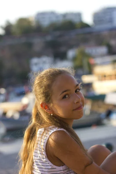 Krásná mladá dívka v blízkosti Středozemního moře těšíme. Antalya, Turecko, marina — Stock fotografie