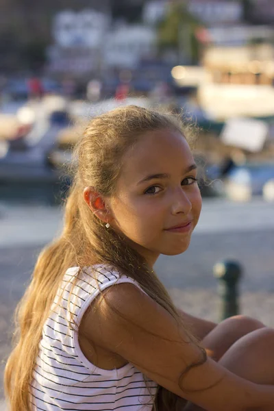 Hübsches junges Mädchen in der Nähe des Mittelmeeres, das sich freut. Antalya, Türkei, Yachthafen — Stockfoto