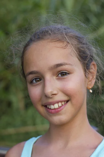 Menina encaracolada muito sorridente — Fotografia de Stock