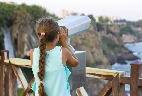 Ung flicka tittar genom kikaren till Medelhavet — Stockfoto