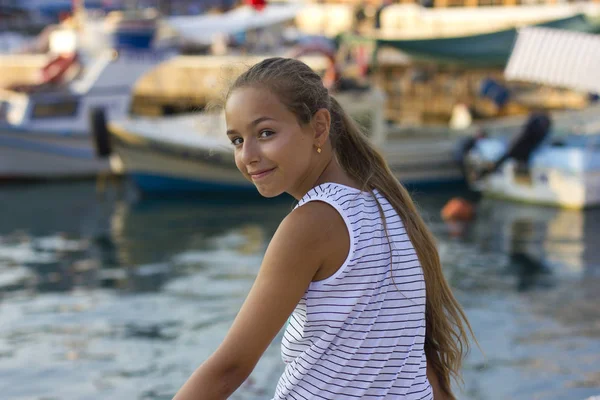 Hübsches junges Mädchen in der Nähe des Mittelmeeres, das sich freut. Antalya, Türkei, Yachthafen — Stockfoto