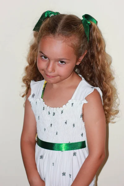 Muito sorridente encaracolado menina com vestido branco — Fotografia de Stock