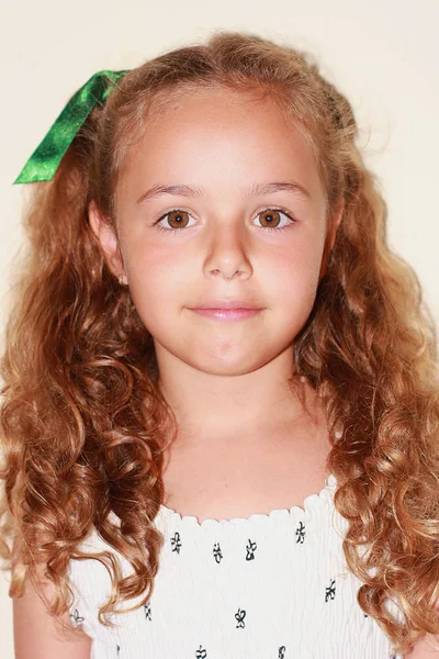 Muito sorridente encaracolado menina com vestido branco — Fotografia de Stock