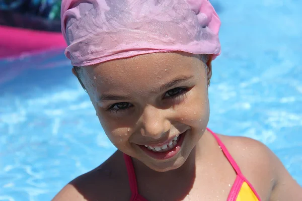 Leende liten flicka i poolen. Sommar, sol, vatten, glad. — Stockfoto