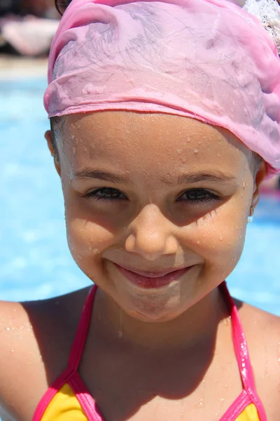 Leende liten flicka i poolen. Sommar, sol, vatten, glad. — Stockfoto