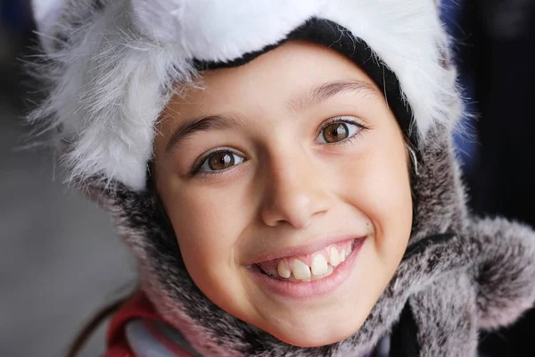 Sorrindo menina bonita com chapéu de inverno — Fotografia de Stock