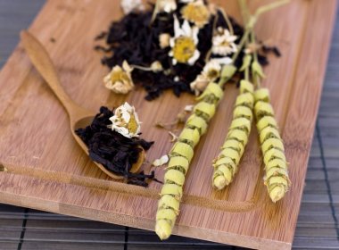 Adaçayı ve papatya ile siyah kayrak çay. Tr üzerinde üzerinde tahta kaşık