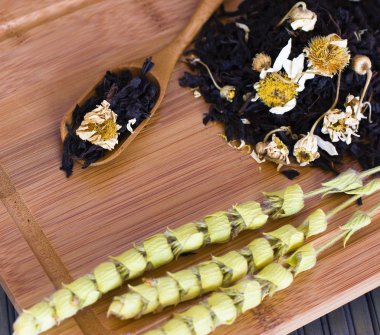 Adaçayı ve papatya ile siyah kayrak çay. Tr üzerinde üzerinde tahta kaşık