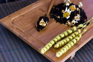 Adaçayı ve papatya ile siyah kayrak çay. Tr üzerinde üzerinde tahta kaşık