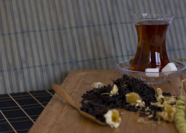 Geleneksel Türk cam papatya ile siyah yaprak çay