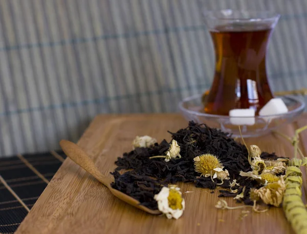 Chá de folha preta com camomila em vidro turco tradicional — Fotografia de Stock
