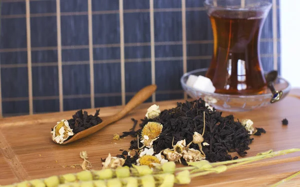 黑色与传统土耳其玻璃的洋甘菊茶 — 图库照片