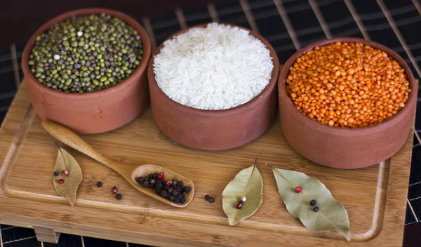Bílá rýže, čočka červená a zelený hrášek hmota na dřevěný tác. Bay — Stock fotografie