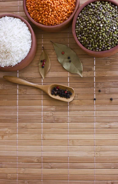 Bílá rýže, čočka červená a zelený hrášek hmota na dřevěný tác. Bay — Stock fotografie