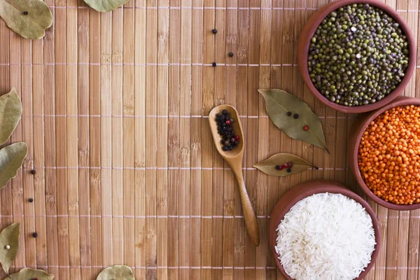 Beyaz pirinç, kırmızı mercimek ve yeşil bezelye mache ahşap tepsi. Bay