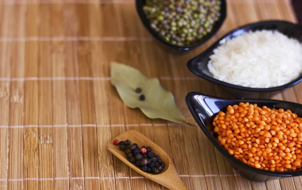 Arroz branco, lentilhas vermelhas e ervilhas verdes mache em um vidro preto pl — Fotografia de Stock