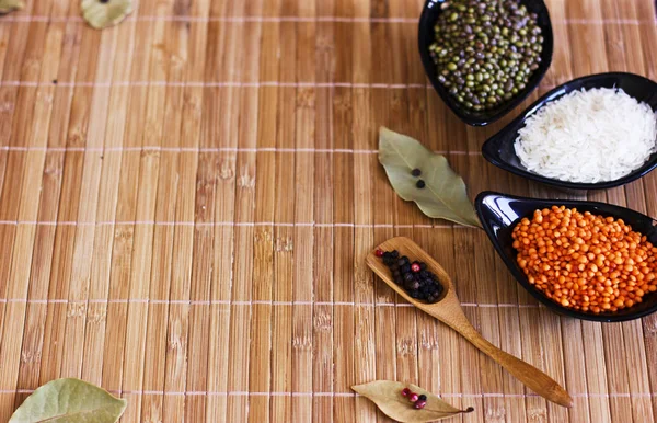 Arroz branco, lentilhas vermelhas e ervilhas verdes mache em um vidro preto pl — Fotografia de Stock