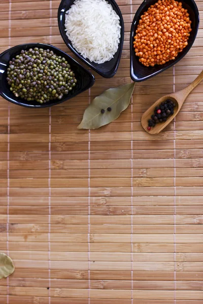 Beyaz pirinç, kırmızı mercimek ve yeşil bezelye mache siyah cam pl