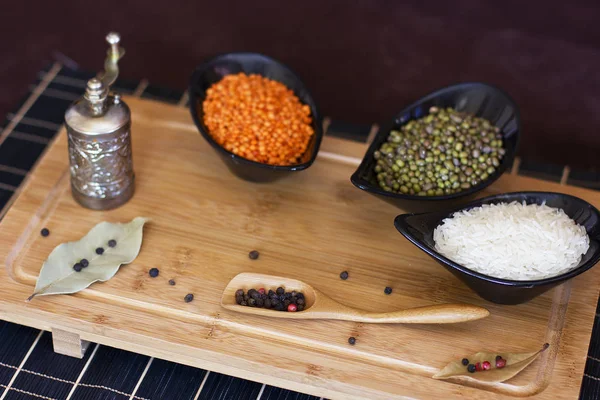 Arroz branco, lentilhas vermelhas e ervilhas verdes mache em um vidro preto pl — Fotografia de Stock