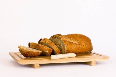 Ahşap masa üzerinde tahıllar ile çavdar ekmeği. İzole