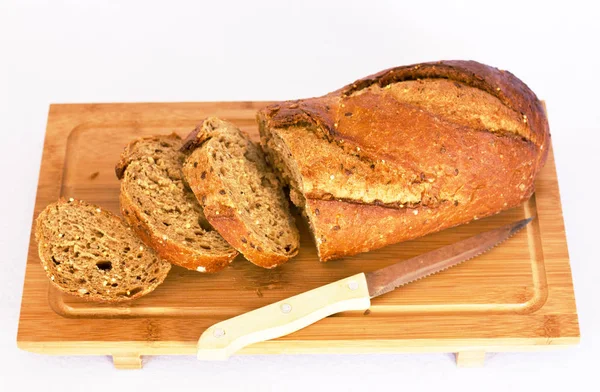 Pão de centeio com cereais na mesa de madeira. Isolados — Fotografia de Stock