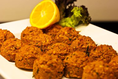 Kırmızı mercimek soğuk meze topları ile limon ve içinde Yeşiller