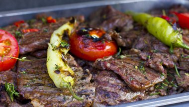 Yeşil biber ve domates ile Izgara Dana