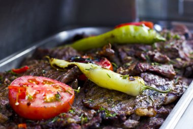 Yeşil biber ve domates ile Izgara Dana