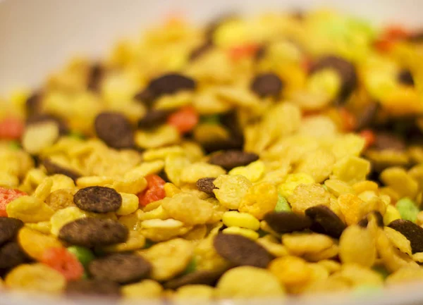 Corn flakes and chocolate flakes for breakfast. Selective focus. — Stock Photo, Image