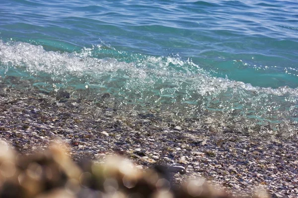 Valurile mediteraneene au inundat plaja. Focalizare selectivă — Fotografie, imagine de stoc