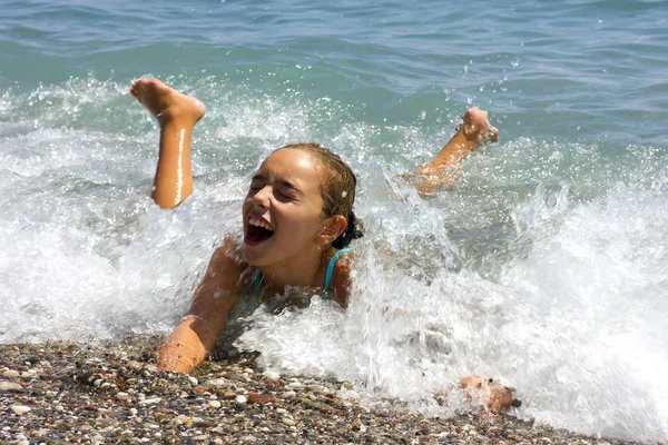 Mladá dívka v modrých plavkách do moře na pláži — Stock fotografie