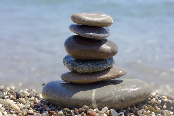 Piramit mavi denizin kıyısında çakıl